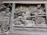 糸を紡ぎ、機を織る場面