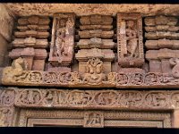 MUKTE044  窓枠　パンチャタントラのサルとワニ