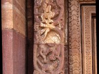 MUKTE047  窓枠　パンチャタントラのサルとワニ