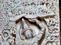 HOYSAL201  ゴーヴァルダナ山を持ち上げるクリシュナ