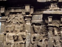 VAIKUN081  ゴーヴァルダナ山を持ち上げるクリシュナ ８世紀後半