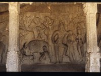 KRISHNAM006  ゴーヴァルダナ山を持ち上げるクリシュナ、牛飼い 7世紀中頃