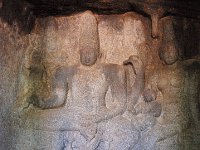 DSC 0673  ソーマスカンダSOMASKANDA,　シヴァはSUKHASANAPOSEをとっている。後ろにヴィシュヌとブラマー、ナンディに女の信者二人。ナンディと信者がいるパネルは珍しい。 7世紀中頃